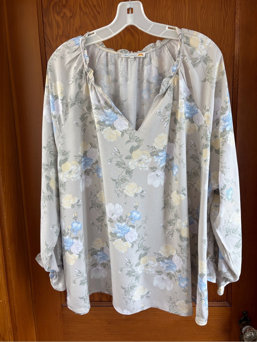 C&C California Light Gray Floral V-Neck Blouse with Blue & Yellow Accents